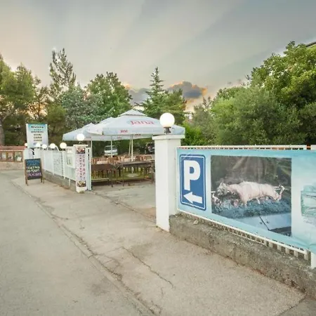 Ξενοδοχείο Riviera, *