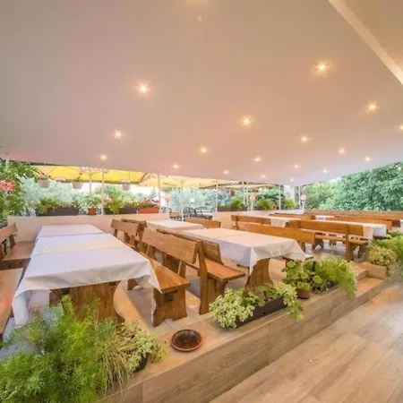 Ξενοδοχείο Riviera, *