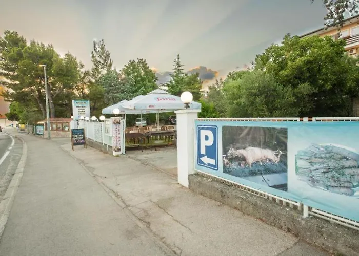 מלון Riviera, *