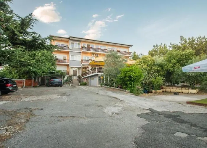 Riviera, Стариград-Пакленица